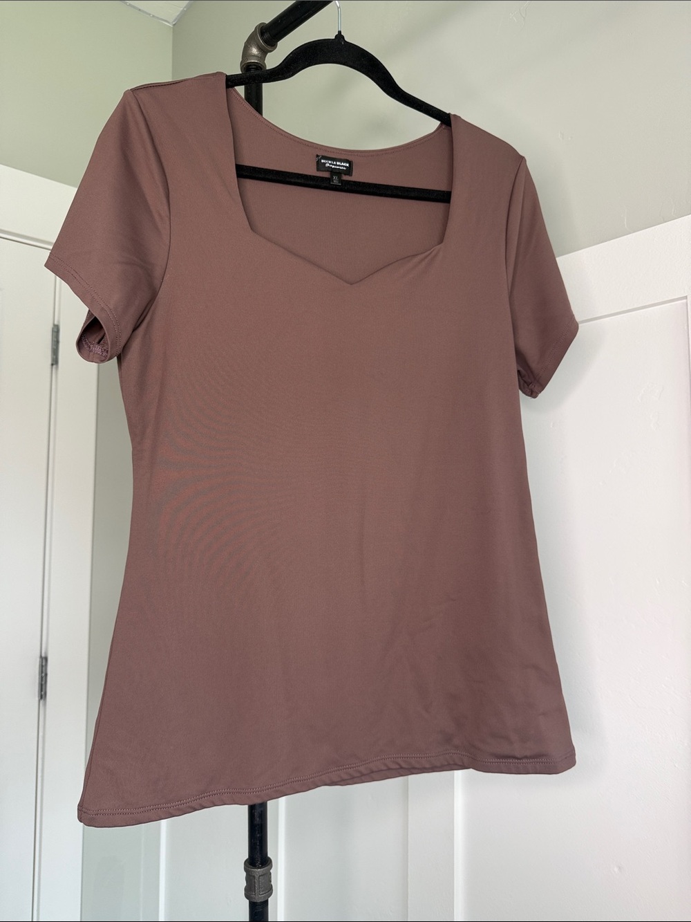 Buckle Short Sleeve Square-Neck Tee in Mauve